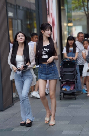 街拍牛仔裙小姐姐