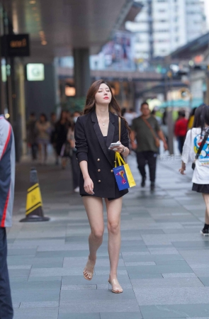 街拍性感美腿御姐