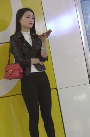 紧身美女两枚
