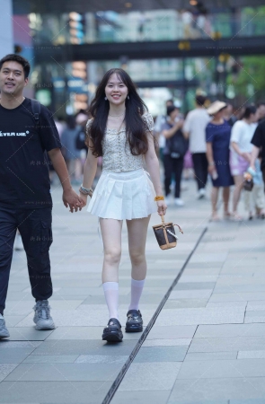 街拍白短裙白皙女盆友