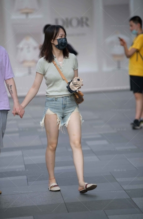 街拍热裤青春小女友
