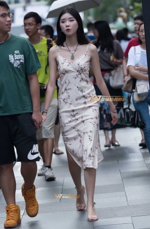 吊带连衣裙美女