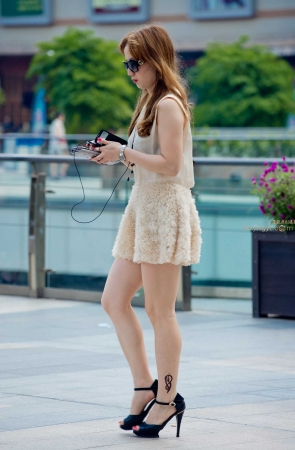 连衣裙，裸腿，凉高