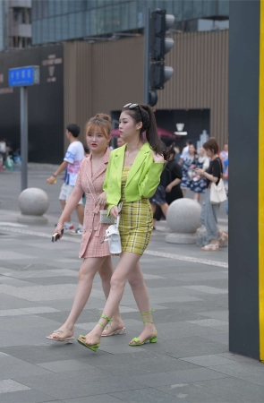 摄神街拍作品 - 好靓丽的美腿小姐姐