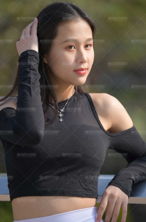 紧身白裤女孩