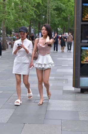街拍短裙美腿小姐姐