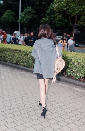 御风&丝足系列-漫展上的黑裙肉丝小妹摄趣事【套图+视频】