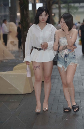 搭讪街拍微胖超短裙美眉