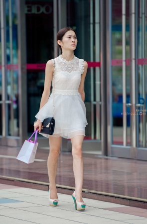 连衣裙，裸腿，鱼嘴高跟