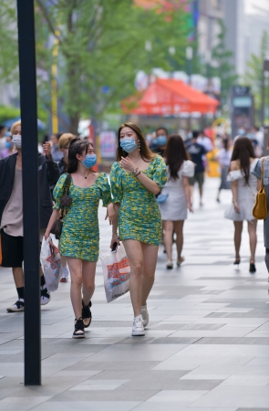 两个衣服一样的小姐姐