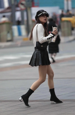 肉丝短裙街拍少妇