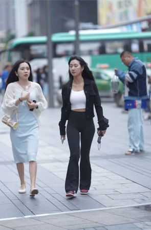 黑白搭配好身材