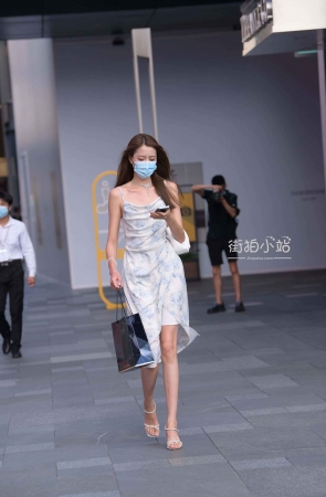 街拍吊带长裙美女
