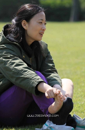 草地上脱鞋的妹子