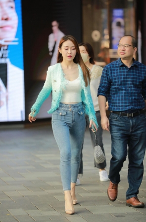 蓝色紧牛美女