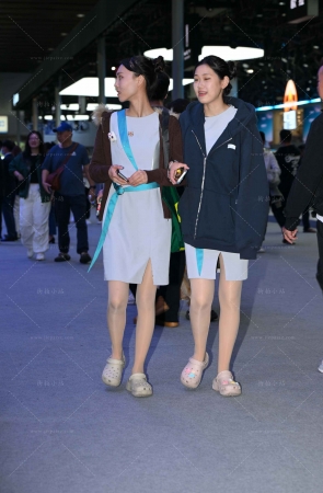 两个R丝女孩儿
