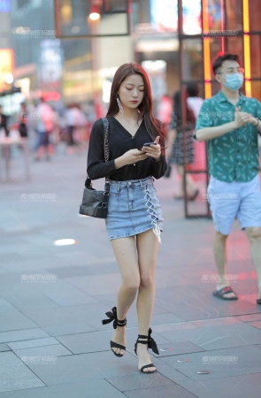 短裙小美女