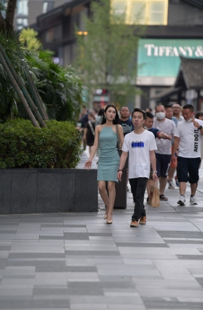 长发连体包臀裙小姐姐