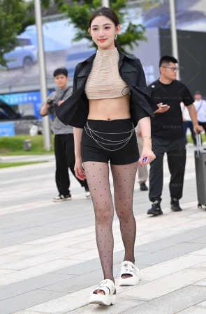 2562-53-63√穿拖鞋的珍妮-腿还是这么长啊