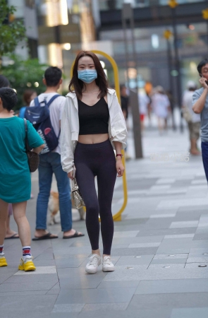 街拍紧身裤小姐姐