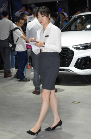 2468-56=28√白衬衫，裸腿 6P