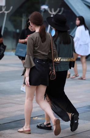 短裙，裸腿，凉拖