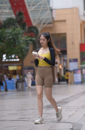 一始街拍作品 灰色短裤女孩