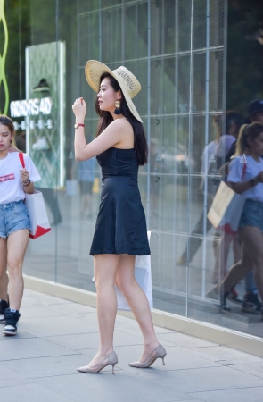 黑色吊带连衣裙小姐姐