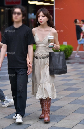 &吊带裙养眼美女