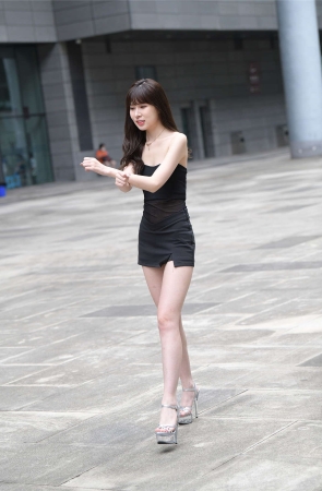 黑色短裙清纯妹妹