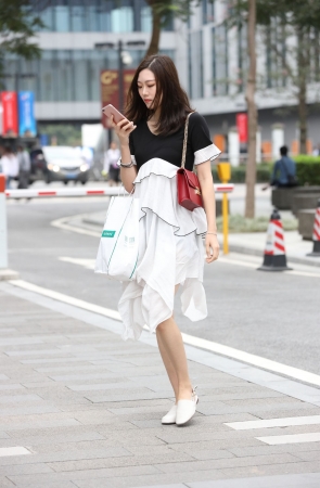 漂亮的白裙美女