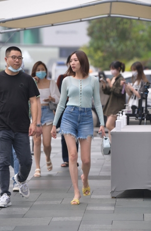 街头里简约大气的少妇/231105-7-32