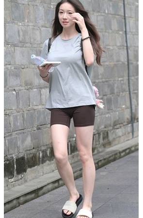 深棕短裤美腿小姐姐【套图+视频】