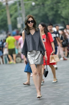 气质时尚美腿女郎