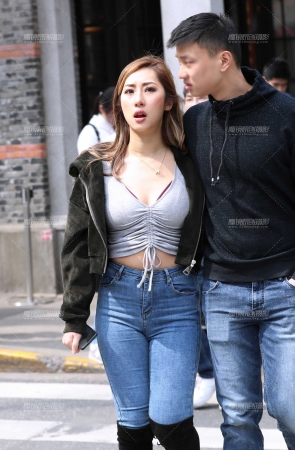 吃下午茶的翘臀紧身牛仔裤美女