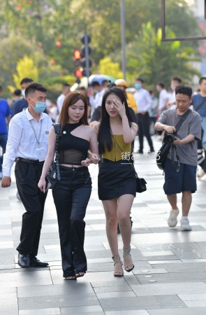 街拍美腿凉高跟小姐姐