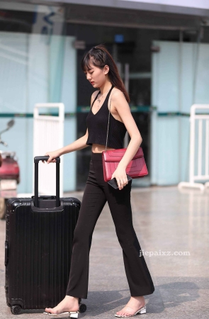 长裤苗条美眉