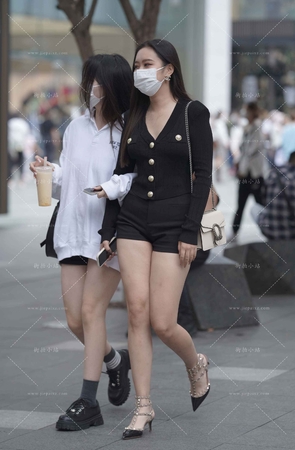 街拍美腿美眉跟闺蜜