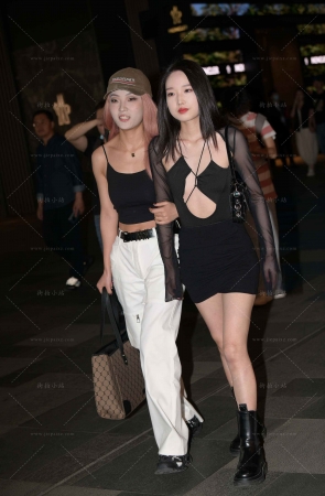 夜拍黑色裙小姐姐跟闺蜜