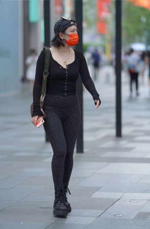 黑色蟒纹紧身裤