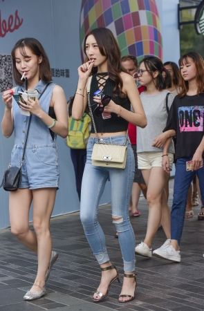 长腿紧牛美女