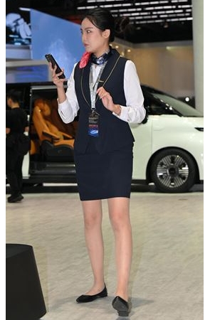 展台前的美女销售(36P)