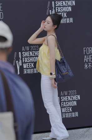 一字肩白色牛仔裤