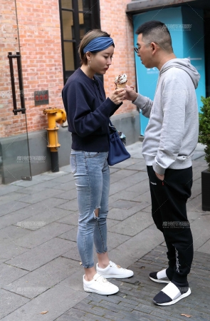 爱吃冰激淋的牛仔裤美女