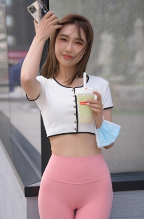 粉色瑜伽裤美女