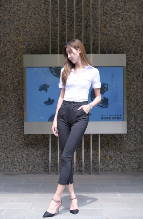 黑色西裤美女