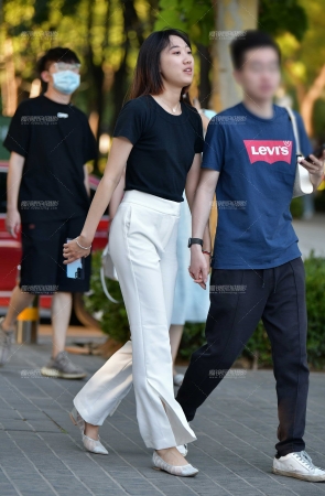 &开朗白裤美女