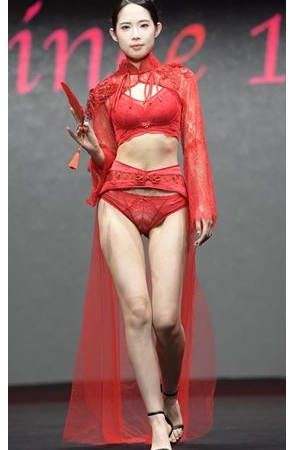 红色内衣模特(83P)