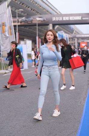 简约浅色牛仔裤