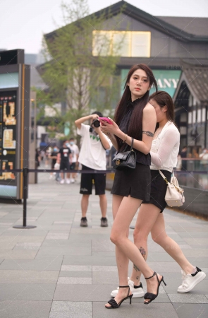 街拍美腿苗条高挑小姐姐